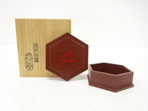 哲公房造　溜塗　寿字　六角香合